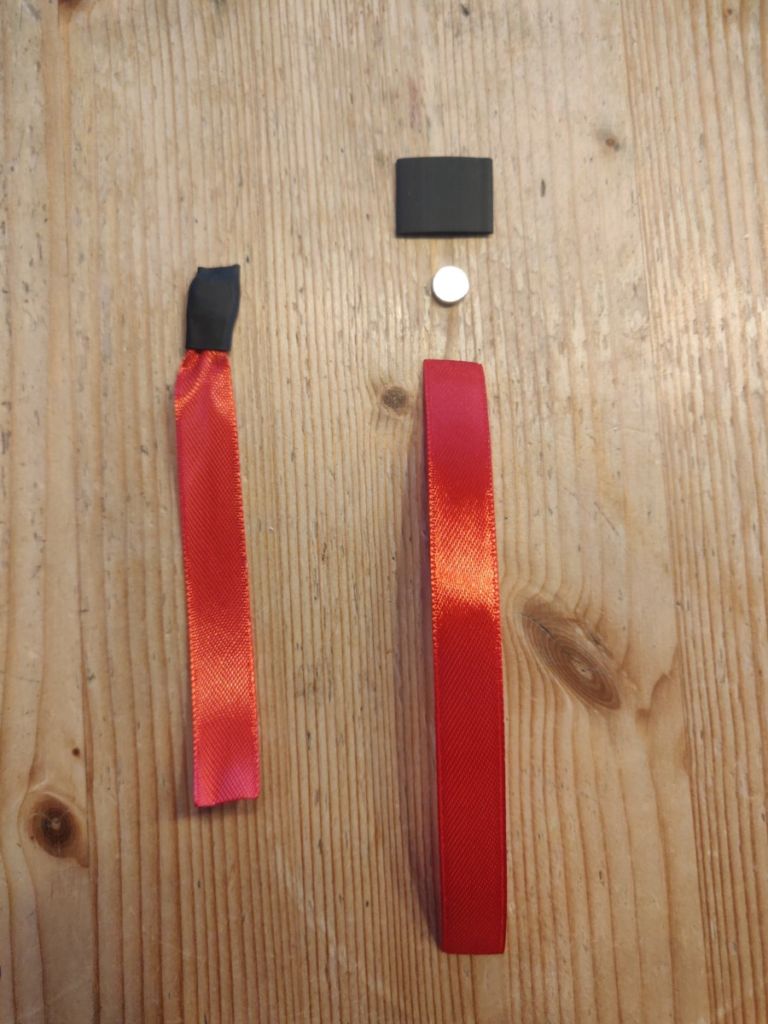 Ribbon with magnets