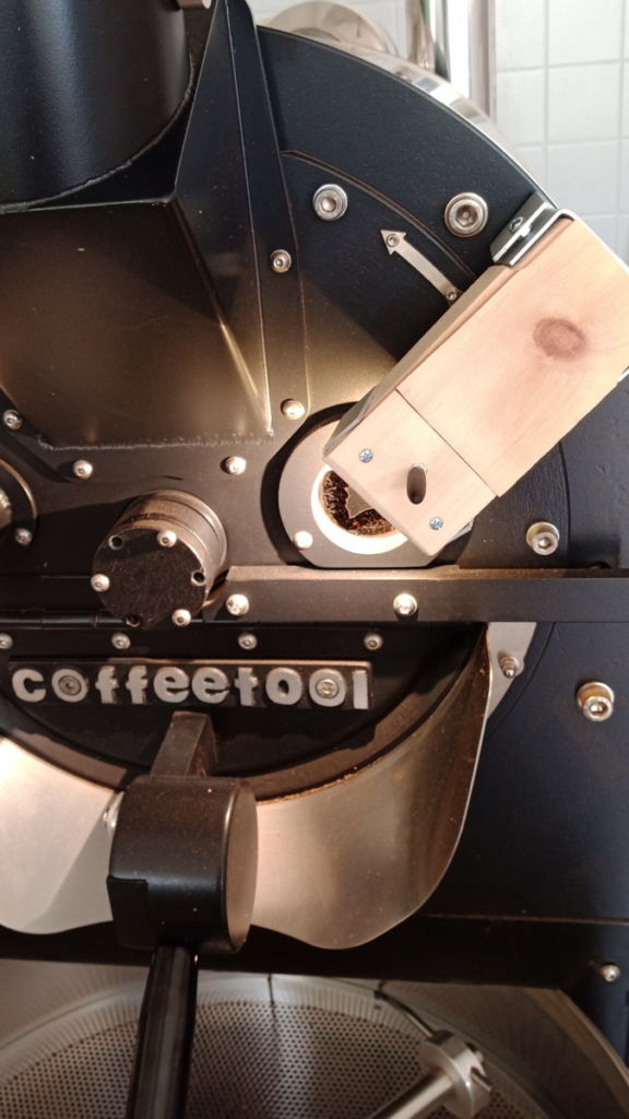 Magnetic lamp on coffee roaster