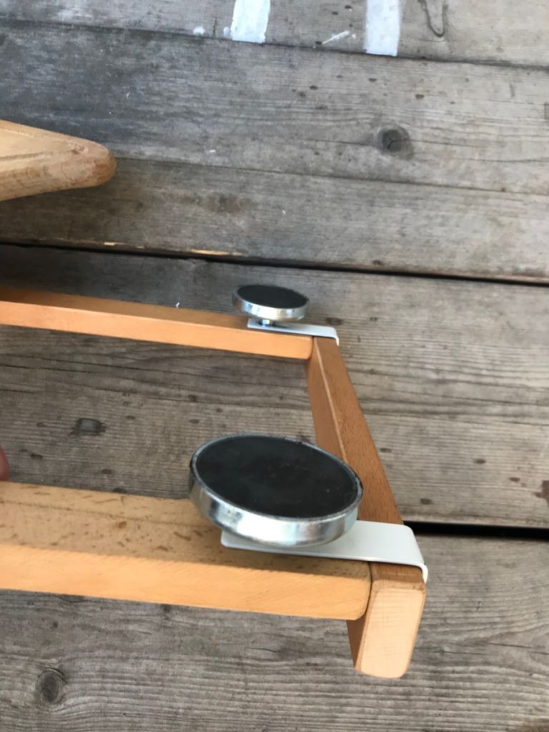Ferrrit pot magnet mounted on cutting board