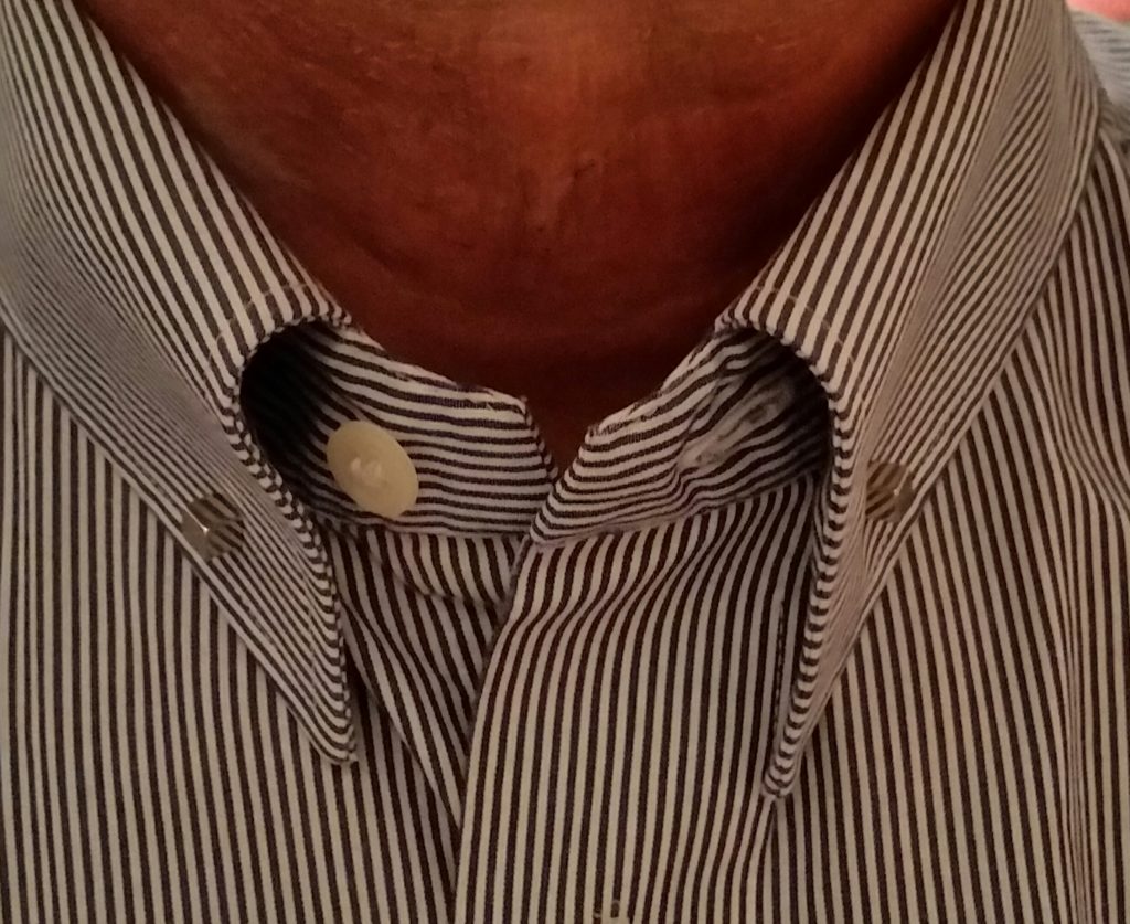 Shirt collar with magnets in the right position