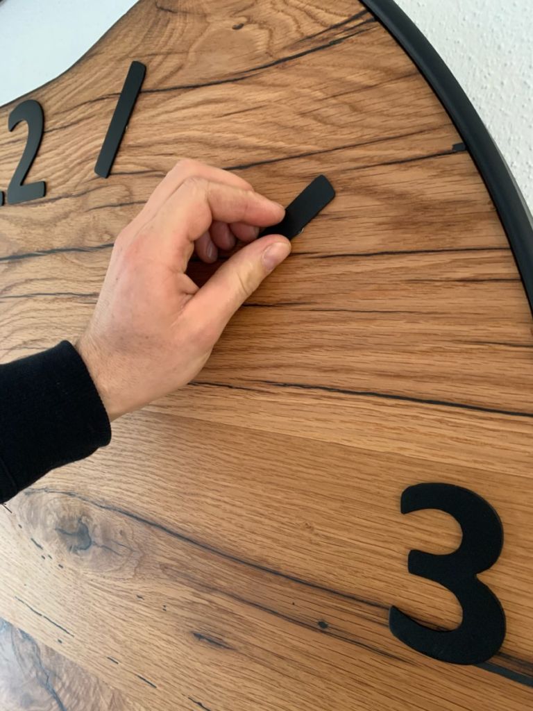 Equipping the wall clock
