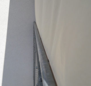 Magnetic awning fastening on balcony