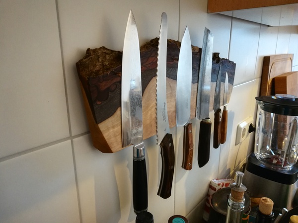 Knife block equipped