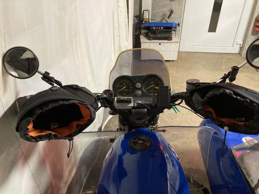 Attachment of handlebar cuffs to the motorcycle