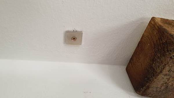 Magnet on the ceiling