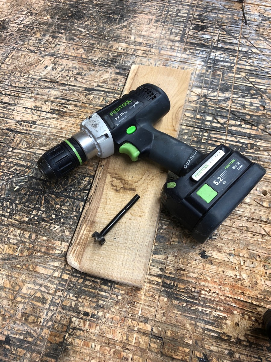 Cordless screwdriver for drilling
