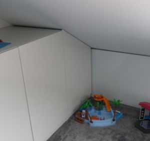 Trempelschrank 1 geschlossen 320x300 1 300x281 - Sloping roof cabinet with magnetic door-holder