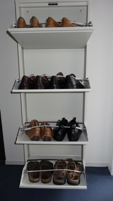 Use of eyelet magnets in the shoe cabinet