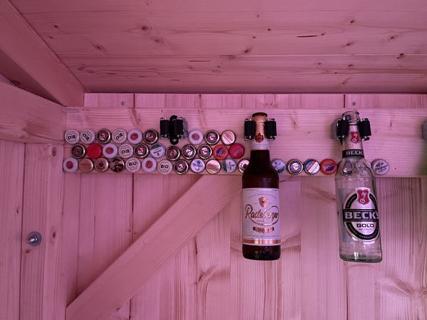 Expansion of crown caps and bottles
