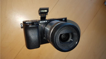Kamera Sony Alpha 6xxx Serie mit mechanisch ausgeklappten Blitz - Magnets in underwater photography