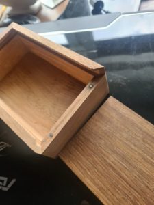 Box with magnets without lid