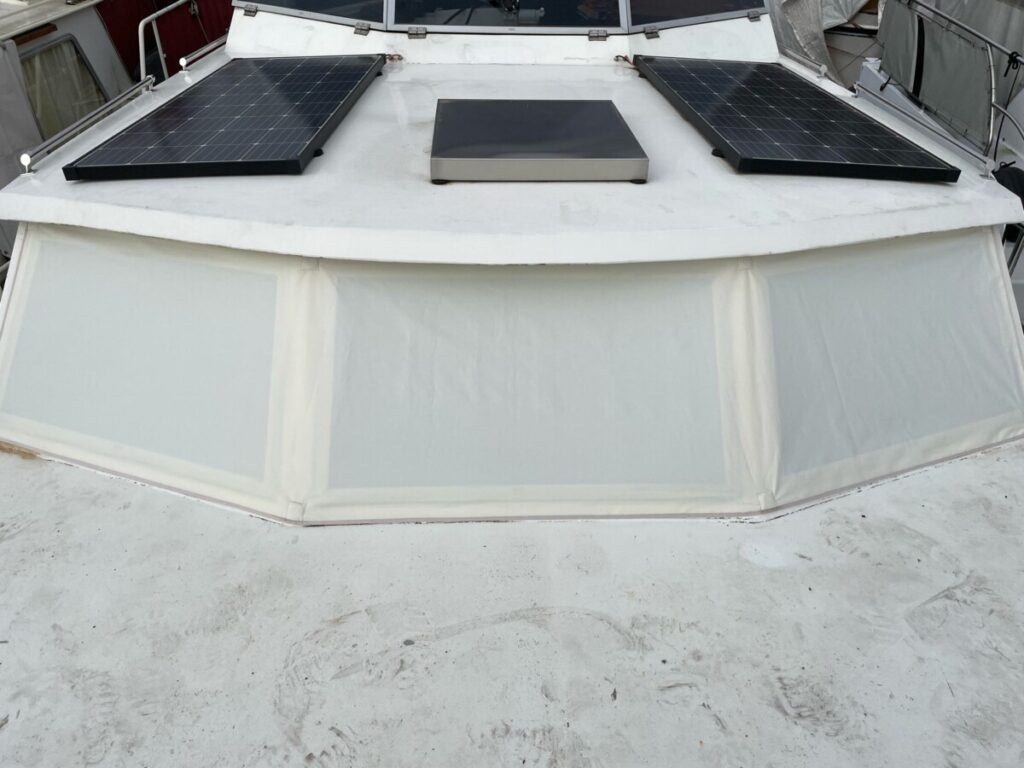 Magnetic windscreen cover on the boat